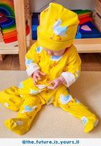 Coffret cadeau bébé en coton bio comprenant une barboteuse, un bonnet et un body à motifs de mouettes.