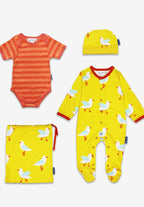 Coffret cadeau bébé en coton bio comprenant une barboteuse, un bonnet et un body à motifs de mouettes.
