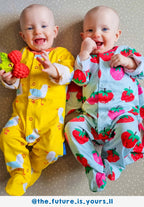 Coffret cadeau bébé en coton bio comprenant une barboteuse, un bonnet et un body à motifs de mouettes.