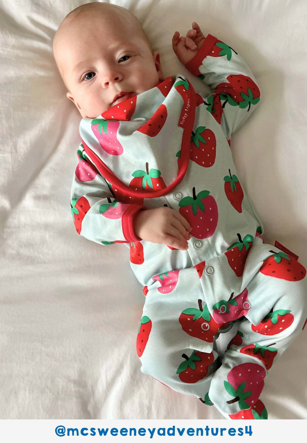 Baby-Geschenkset aus Bio-Baumwolle mit Strampler, Mütze und Body mit Erdbeermuster