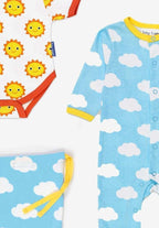 Babygeschenkset aus Bio-Baumwolle mit Strampler, Mütze und Body mit Sonnen- und Wolkenmuster