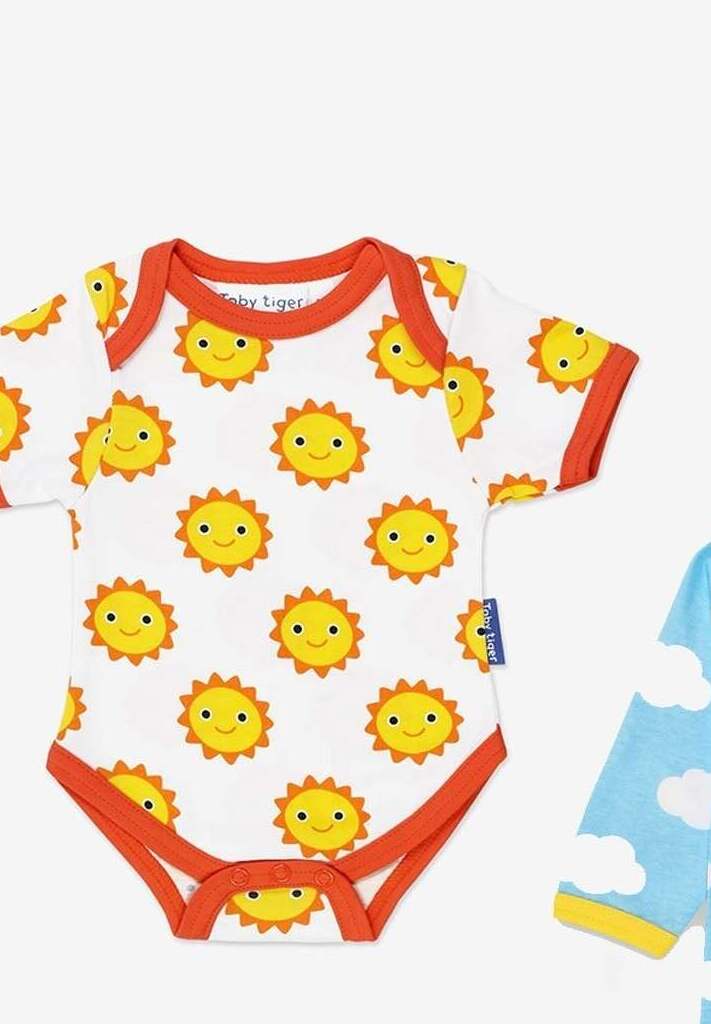 Babygeschenkset aus Bio-Baumwolle mit Strampler, Mütze und Body mit Sonnen- und Wolkenmuster