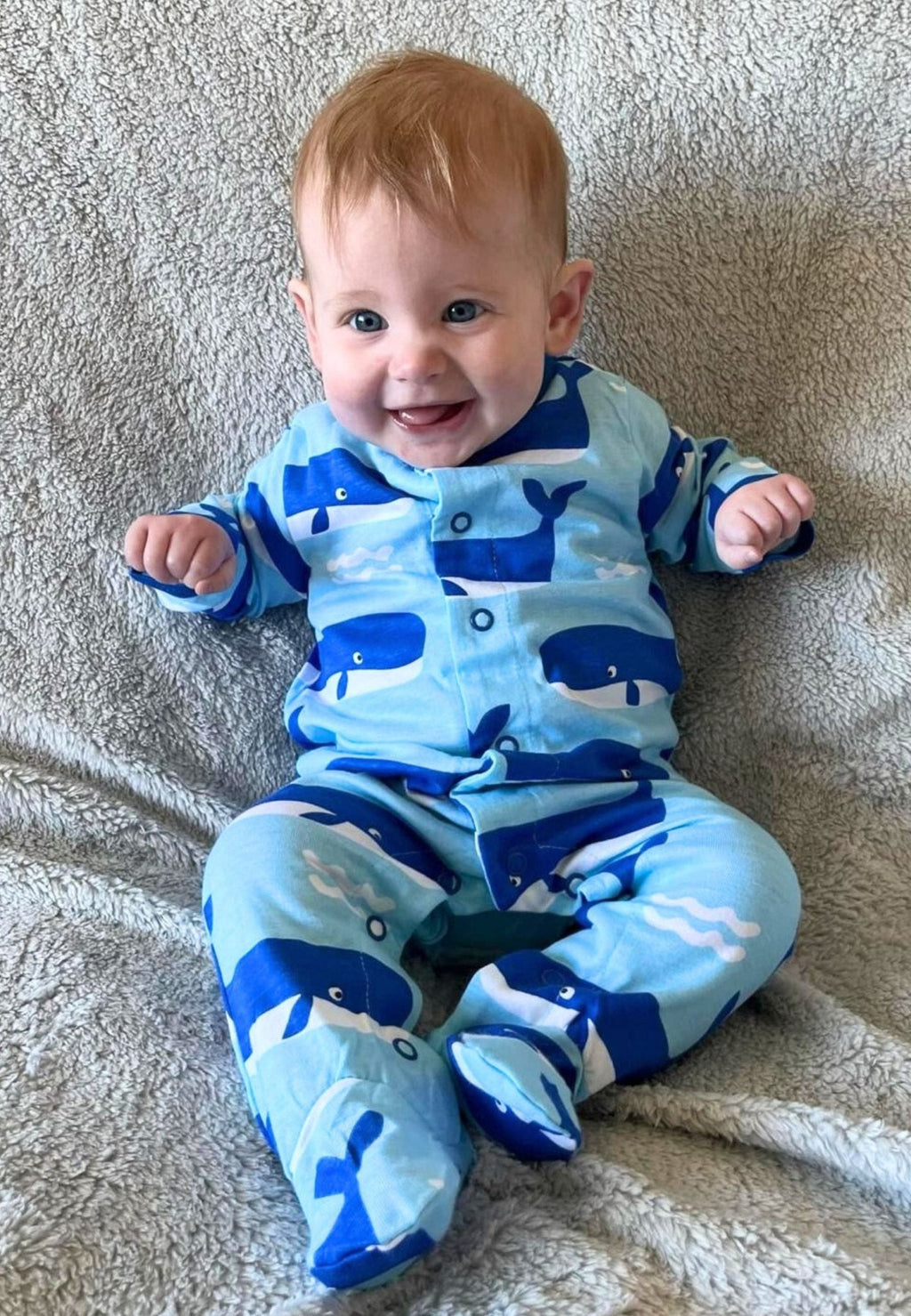 Coffret cadeau bébé en coton bio avec barboteuse, bonnet et body à imprimé baleine et vague