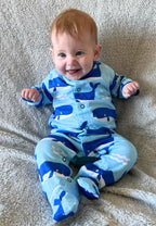 Coffret cadeau bébé en coton bio avec barboteuse, bonnet et body à imprimé baleine et vague