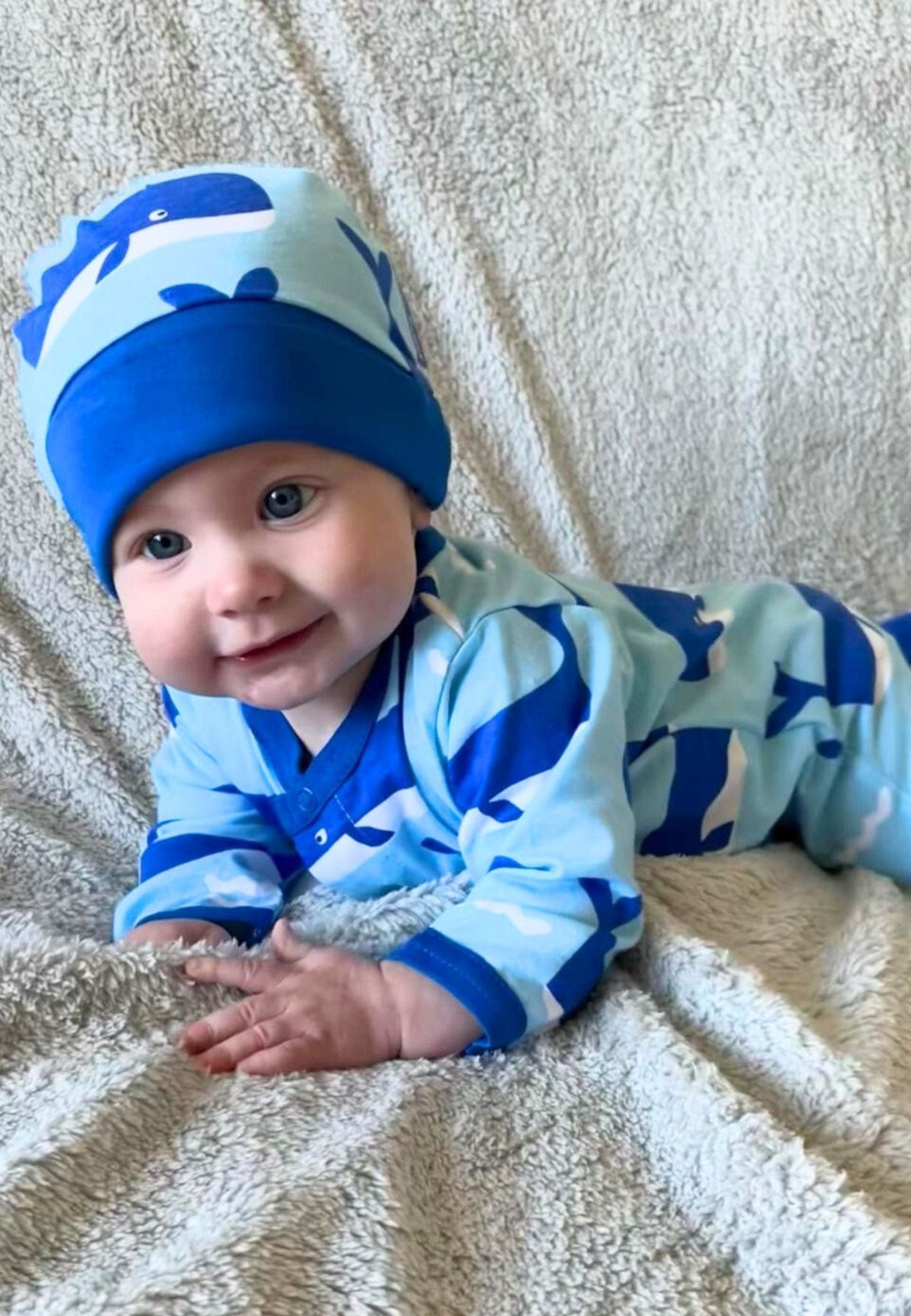 Coffret cadeau bébé en coton bio avec barboteuse, bonnet et body à imprimé baleine et vague